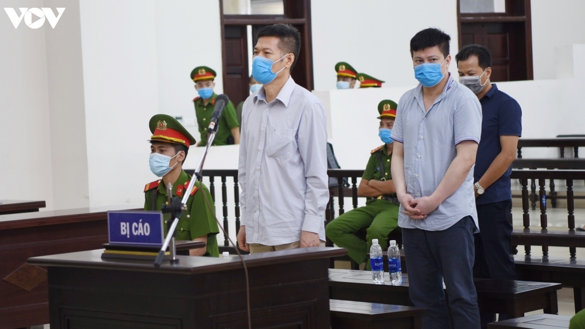  Cựu Giám đốc CDC Hà Nội - Nguyễn Nhật Cảm (hàng ghế đầu) tại phiên tòa phúc thẩm. (Ảnh: Trọng Phú)