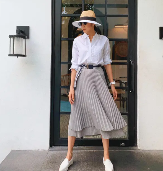  Chị em có thể diện outfit gồm sơ mi trắng + chân váy xếp ly của Hà Tăng để đi làm hay đi hẹn hò café đều hợp. Chưa hết, công thức này rất dễ mặc, nàng nào cũng có thể chinh phục hoàn hảo.