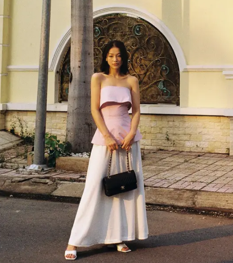  Hoa hậu Phương Khánh gợi ý cho chị em kết hợp với áo peplum dáng quây. Outfit gợi cảm đã tôn lên bờ vai nuột nà của Phương Khánh.