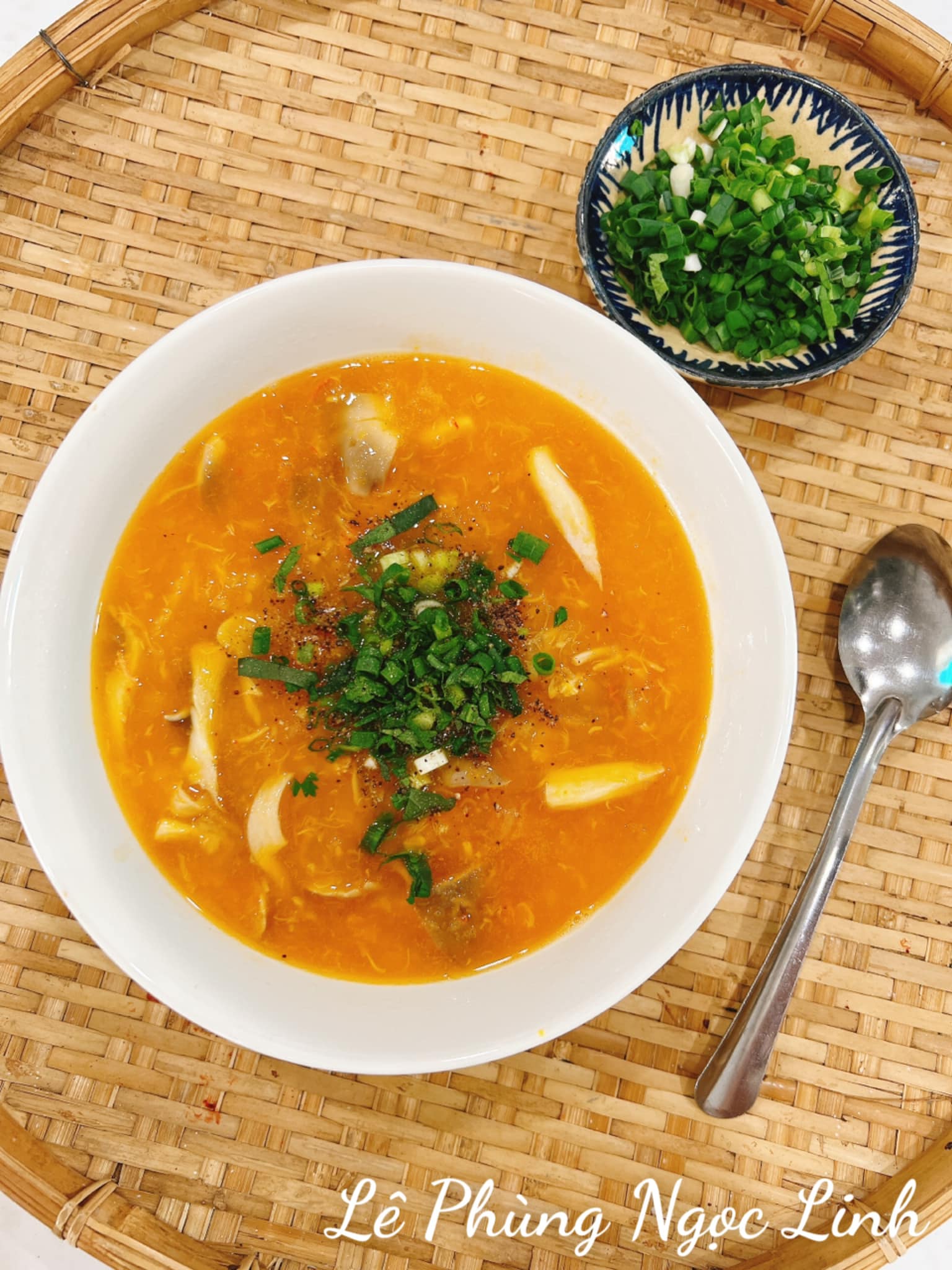  Cách nấu súp bí đỏ khoai mì: Bát súp thơm ngon, màu sắc hấp dẫn.