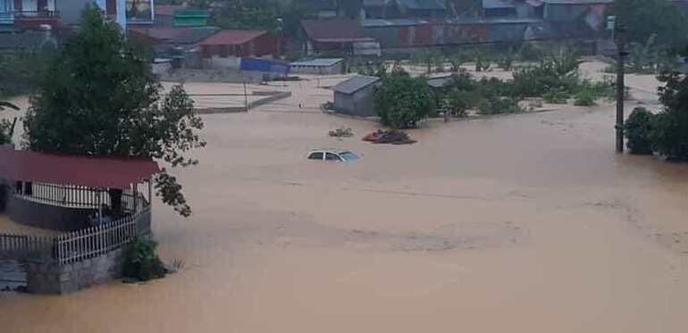  Hình ảnh nước dâng mênh mông nhấn chìm ô tô trên đường phố ở thị trấn Bắc Sơn ngày 10/5 (Ảnh: Hồng Jame)