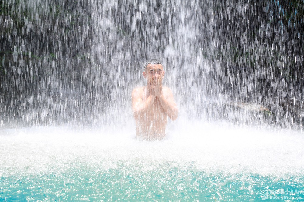  Cảm giác mát lạnh, sảng khoái khi được đứng tắm dưới chân thác Mưa. Ảnh: Đình Tuyên