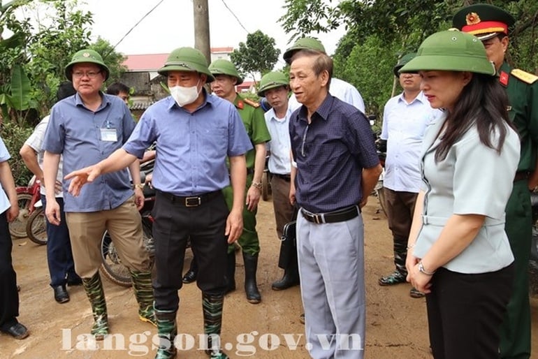  Chủ tịch UBND tỉnh Hồ Tiến Thiệu (thứ 2, bên trái) đi kiểm tra thực tế tại khu Hòa Bình 2, thị trấn Đồng Mỏ (Ảnh: Cổng thông tin Lạng Sơn).