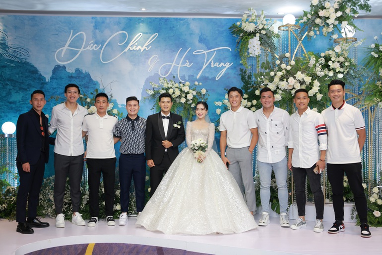  Dàn khách mời xuất hiện tại đám cưới Đức Chinh - Hà Trang có cầu thủ Quang Hải, Bùi Tiến Dũng, Văn Hậu,… (Ảnh: Linh Nga Bridal).