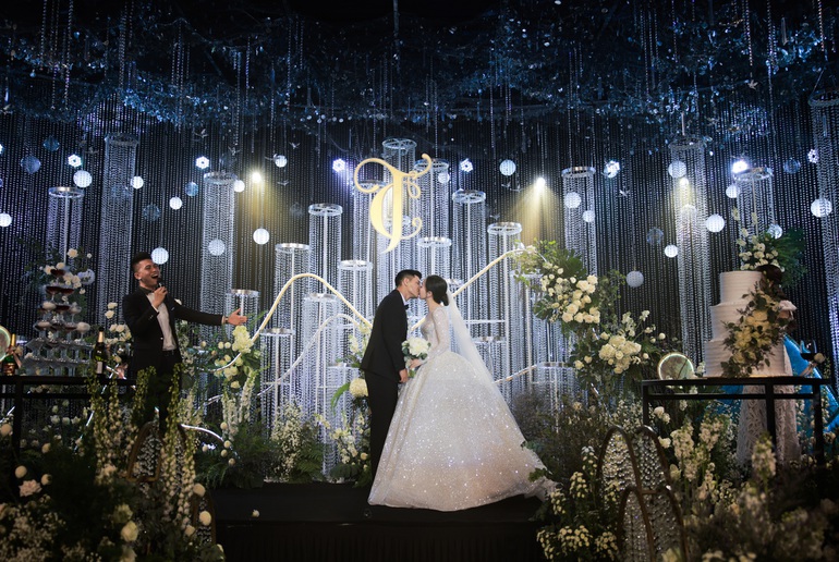  Nụ hôn ngọt ngào của Hà Đức Chinh và Mai Hà Trang trong hôn lễ khiến bạn bè phấn khích (Ảnh: Linh Nga Bridal).