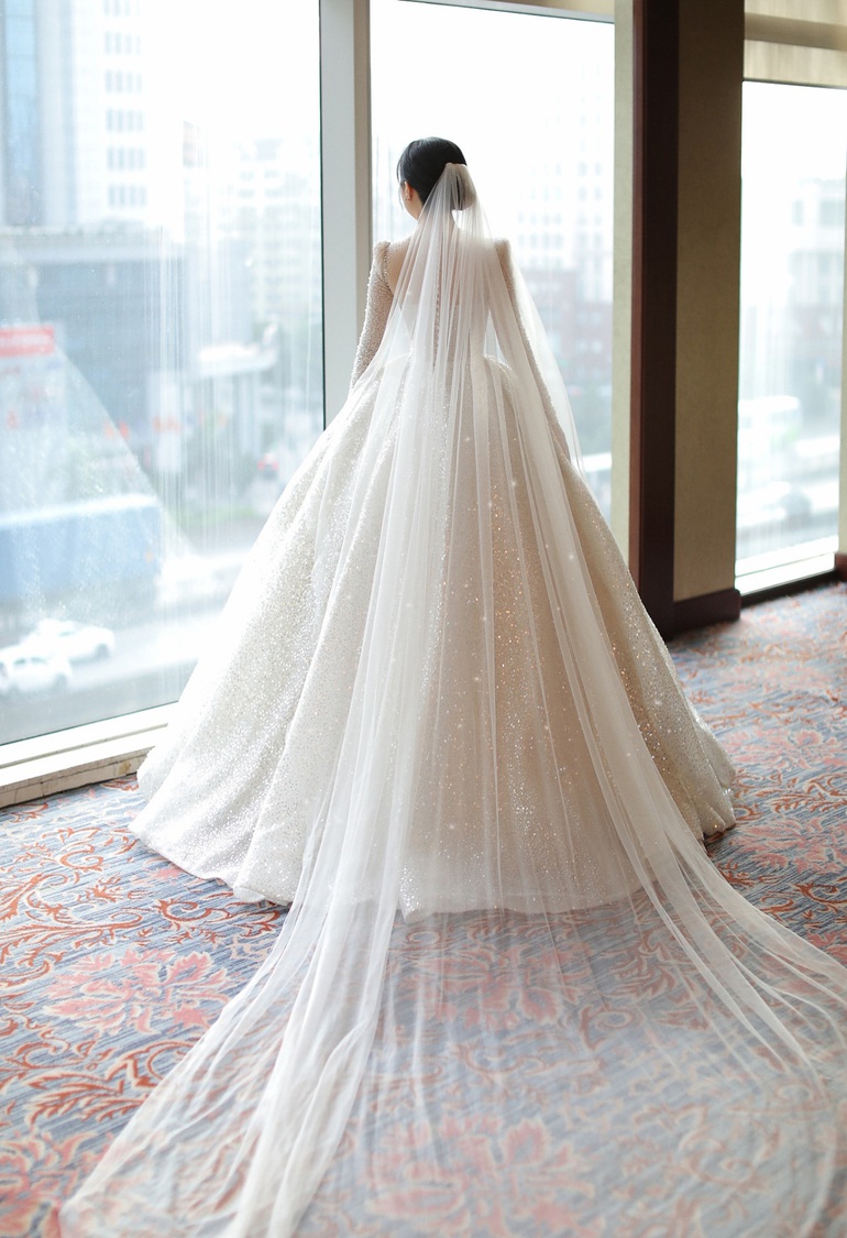  Cận cảnh bộ váy cưới lộng lẫy mà Mai Hà Trang diện trong ngày trọng đại (Ảnh: Linh Nga Bridal).