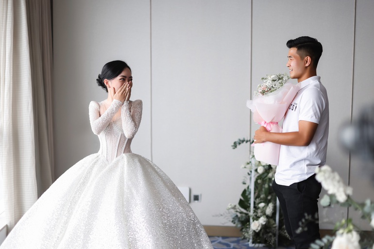  Được biết, trước giờ hôn lễ diễn ra, Hà Đức Chinh có màn bất ngờ cầu hôn bạn gái. Xuất hiện với bó hoa trên tay, anh nói với một nửa của mình: 