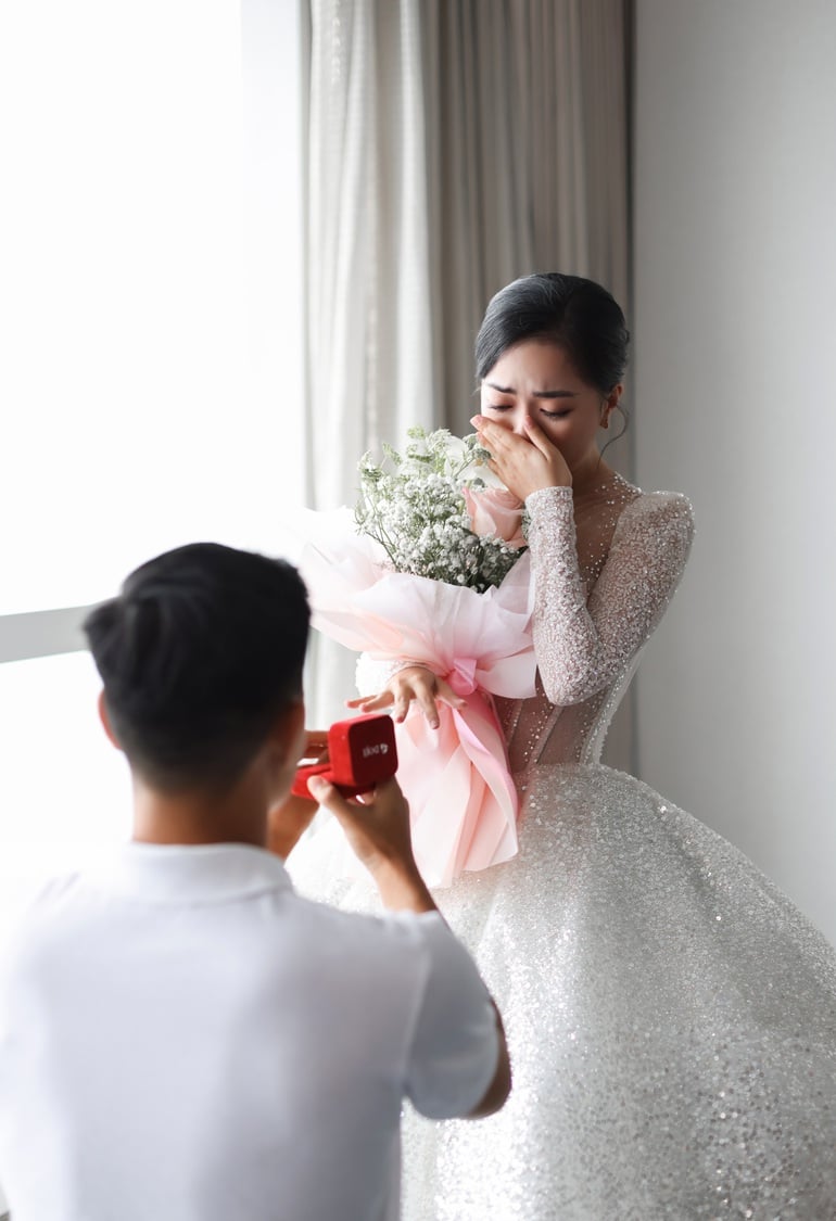  Hà Đức Chinh bối rối trao cho Mai Hà Trang chiếc nhẫn với lời cầu hôn: 