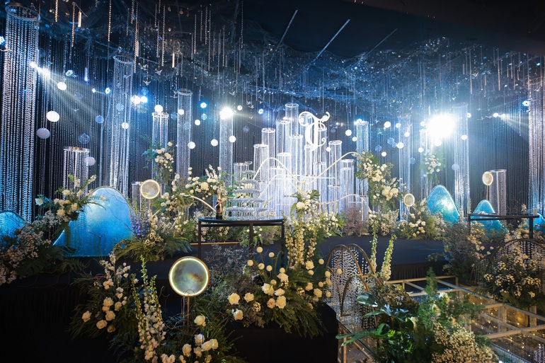  Không gian tiệc cưới được trang trí từ hoa tươi và 800.000 viên pha lê (Ảnh: Hajime Wedding & Event).
