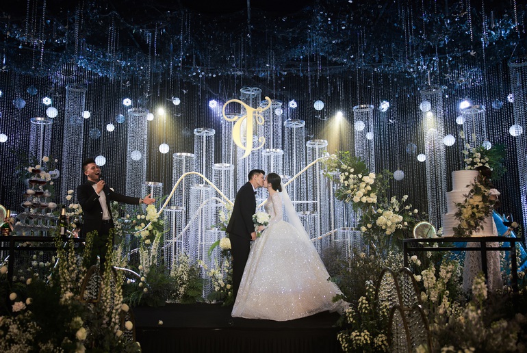  Không gian tiệc cưới của Hà Đức Chinh được thực hiện với kinh phí 