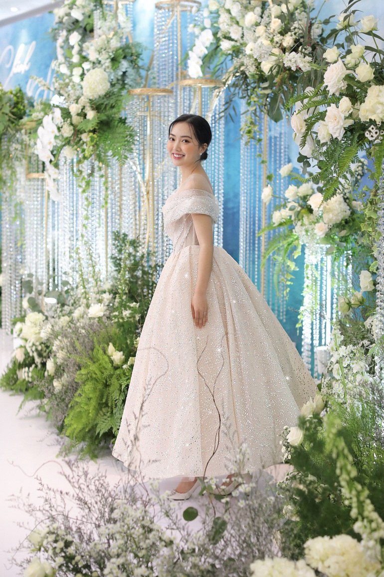  Cô dâu Mai Hà Trang xuất hiện xinh đẹp như một nàng công chúa trong lễ cưới (Ảnh: Linh Nga Bridal).