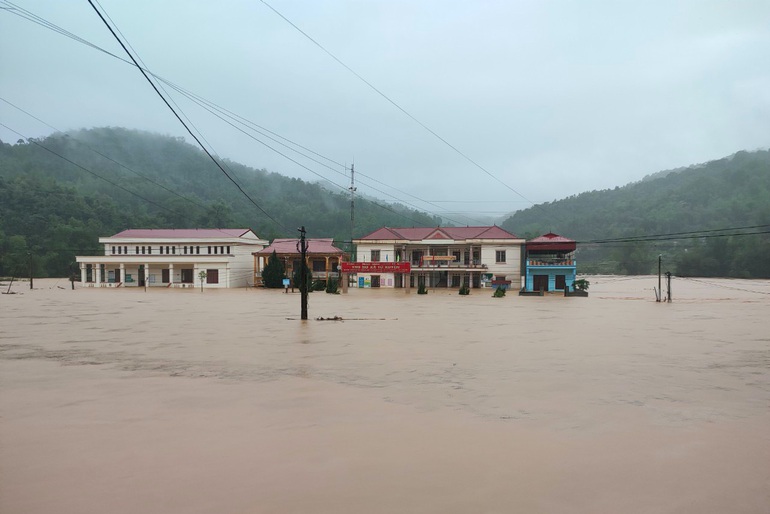 Hình ảnh mưa lũ gây ngập lụt lút cả tầng 1, trụ sở UBND xã Tú Xuyên (huyện Văn Quan).