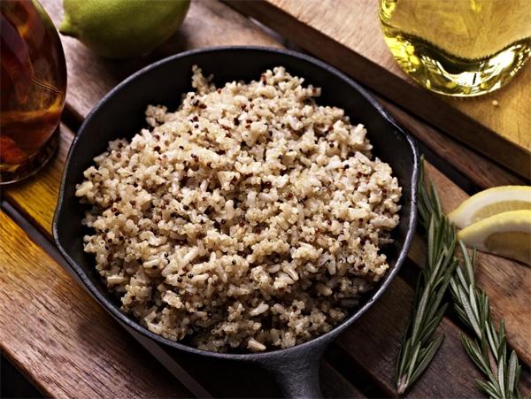  Bữa cơm gạo lứt trong chế độ ăn GM. Ảnh: Medical news today