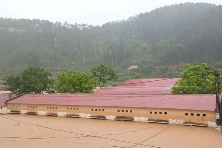  Theo dự báo, từ tối 11/5 đến 15/5, trên địa bàn tỉnh Lạng Sơn sẽ tiếp tục xảy ra mưa to đến rất to. Trong ảnh, nước lũ dâng cao gây ngập tại Trường Tiểu học Nam Quan (huyện Lộc Bình).