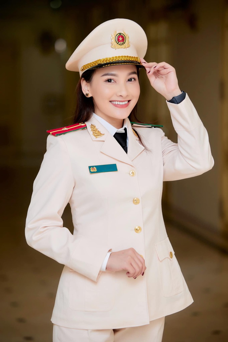  Bảo Thanh xinh đẹp trong trang phục công an (Ảnh: Facebook nhân vật).