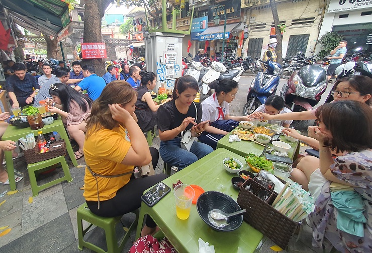  Mỗi ngày, quán ăn nhà chị Dung bán được từ 300-500 suất.