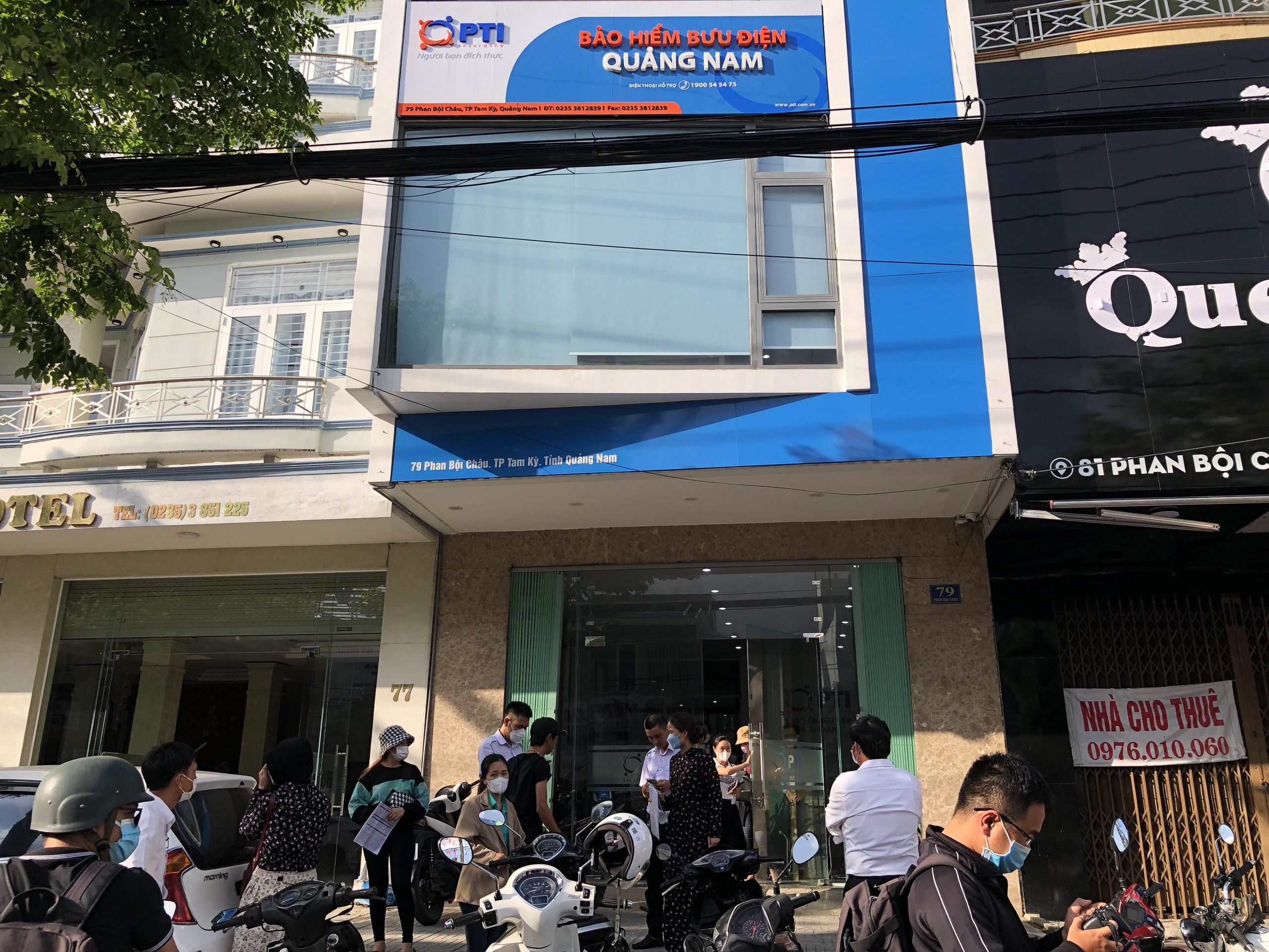 Hơn 20 người dân trên địa bàn tỉnh Quảng Nam kéo đến công ty Cổ phần bảo hiểm Bưu điện chi nhánh Quảng Nam vào chiều 9/5
