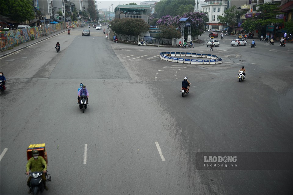  Giao thông trên nhiều tuyến đường lớn của Hà Nội cũng trở nên vắng vẻ và thưa thớt do người dân không đi ra khỏi nhà vì mưa và cuối tuần.