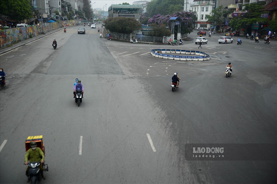 Giao thông trên nhiều tuyến đường lớn của Hà Nội cũng trở nên vắng vẻ và thưa thớt do người dân không đi ra khỏi nhà vì mưa và cuối tuần.