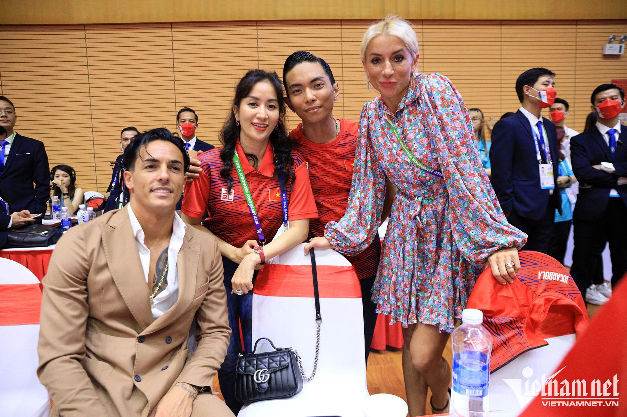  Vợ chồng Khánh Thi bên các nghệ sĩ quốc tế.