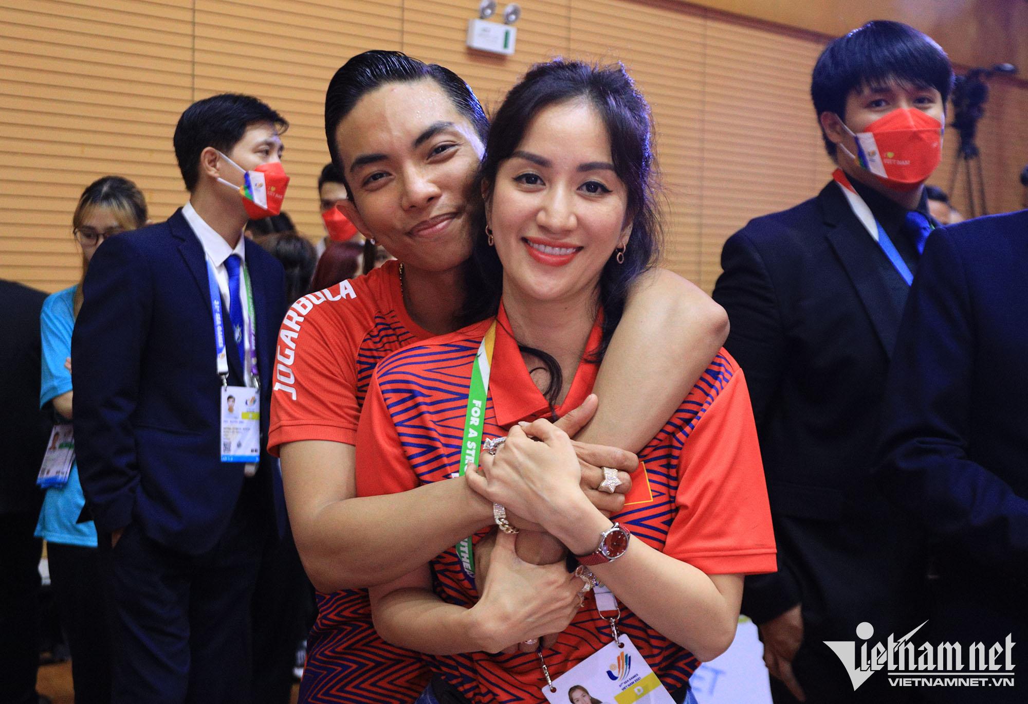  Trên trang cá nhân Khánh Thi vui mừng chia sẻ với người hâm mộ về thành tích của Phan Hiển. Cô viết: ''Chúc mừng ông xã và bạn nhảy đã tạo nên lịch sử mới cho Dancesport Việt Nam''. 