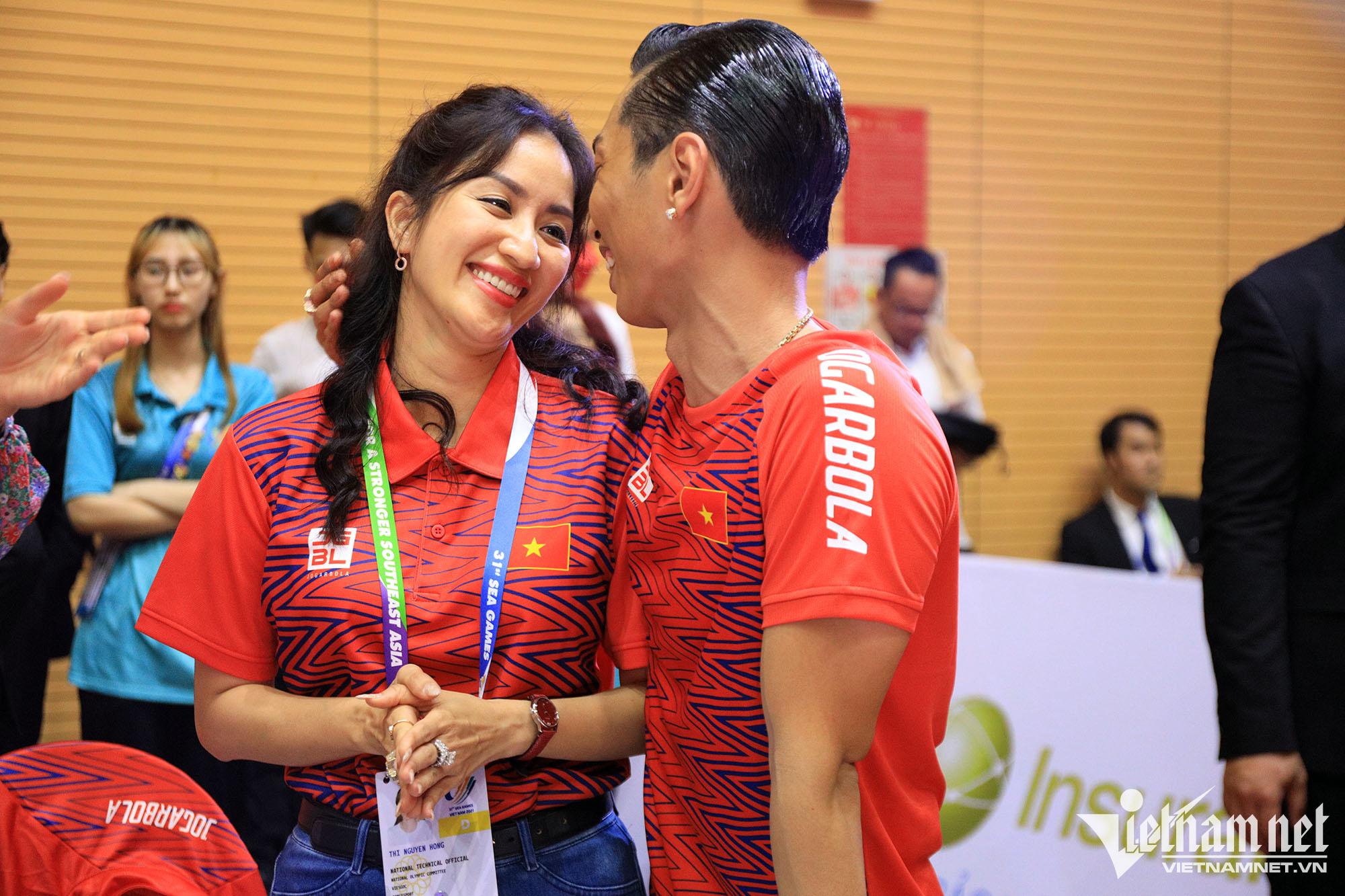 Phan Hiển bên bà xã cũng là HLV của anh - kiện tướng Khánh Thi.