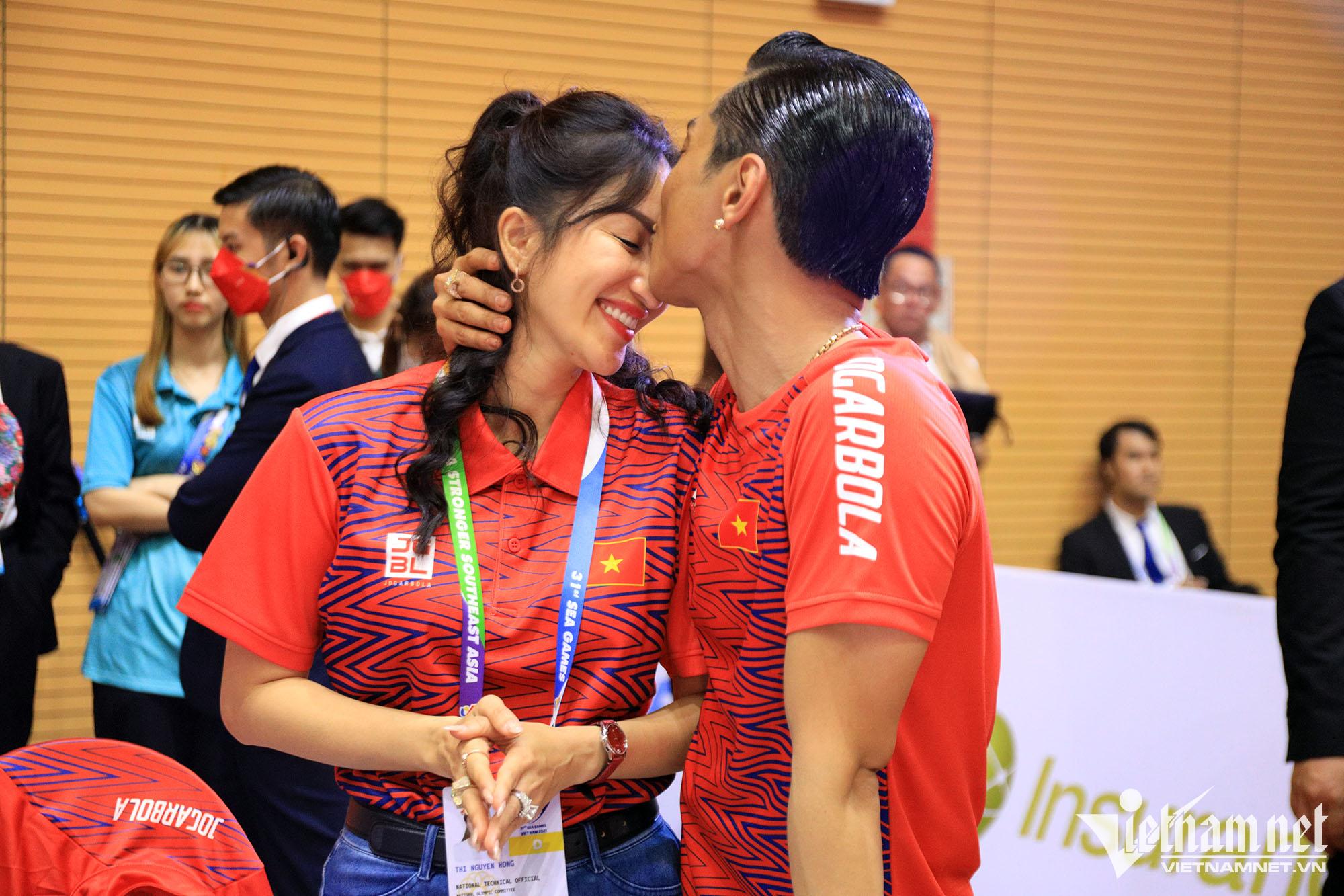  Nụ hôn ngọt ngào lên trán thay lời cảm ơn của Phan Hiển đến người vợ luôn cổ vũ, động viên và đồng hành cùng anh trong sự nghiệp thể thao.