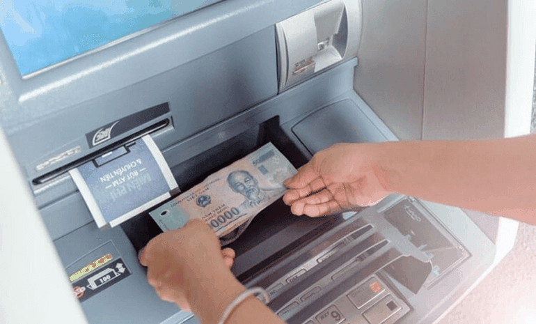  Công an Hà Nội đang tìm người bỏ quên 10 triệu đồng ở cây ATM: (Ảnh minh họa).