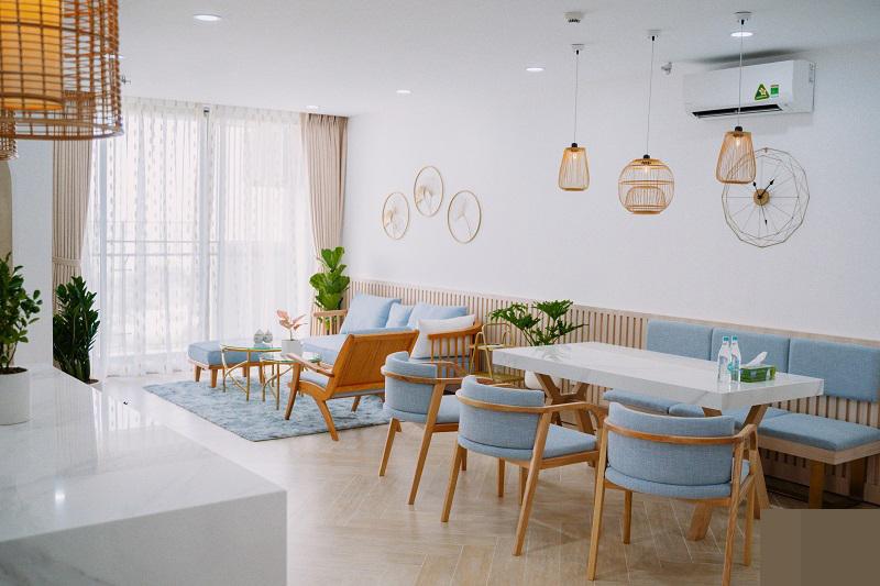 Ngoài đồ decor, nhóm thiết kế sử dụng cây cảnh làm tươi mới không gian.