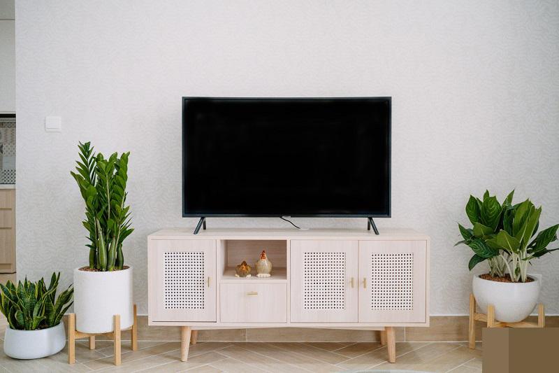 Nội thất cho căn hộ đa phần được thiết kế riêng cho từng không gian. Tủ, kệ, bàn, giường được đóng vừa khớp, giúp gia tăng diện tích sử dụng.