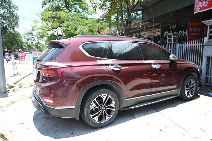  Chiếc ô tô của anh Hưng đang ở trụ sở Công an xã Hải Bối (Ảnh: Nguyễn An).