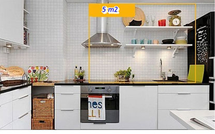 Tránh bày trên mặt bếp gây vướng víu khi chế biến thức ăn.