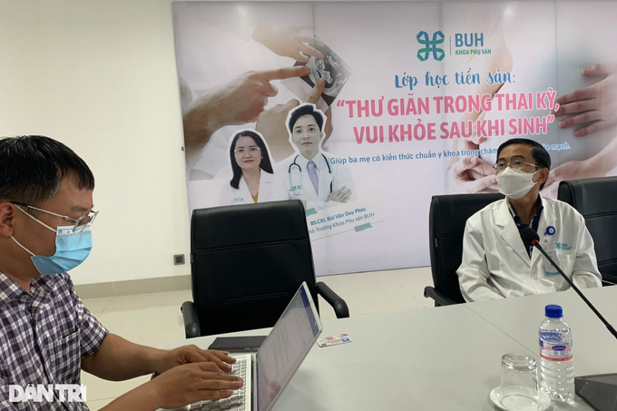  Ông Hà văn Tuấn - Phó Giám đốc Bệnh viện ĐH Y dược Buôn Ma Thuột (bên phải) - xác nhận đây là sự cố y khoa đáng tiếc.