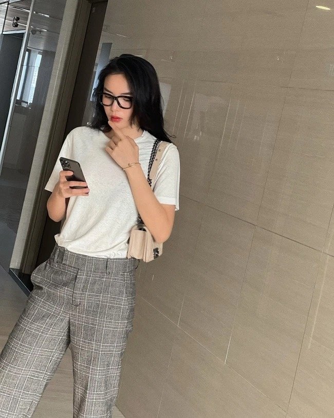 Là Hoa hậu nhưng Kỳ Duyên không theo đuổi phong cách thời trang thanh lịch, bánh bèo. Cô chuộng phong cách thời trang hiện đại, trẻ trung. Trong ảnh, nàng hậu đã đốn tim fan với mốt áo thun trắng - quần kẻ. u điểm của công thức này là sự thanh lịch, trang nhã và khá