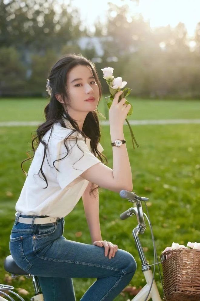 Áo thun trắng thường có màu sắc và kiểu dáng tương đối đơn giản, có thể phối đồ để đa dạng phong cách. Ví dụ như áo thun trắng với quần jeans là sự kết hợp hoàn hảo. U35 nhưng Lưu Diệc Phi vẫn xinh và trẻ như mới đôi mươi khi diện áo thun trắng cùng quần jeans bó sát.