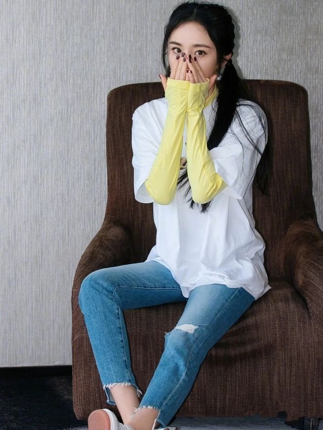 Dương Mịch cũng hack tuổi hiệu quả khi diện áo thun trắng cùng quần jeans.