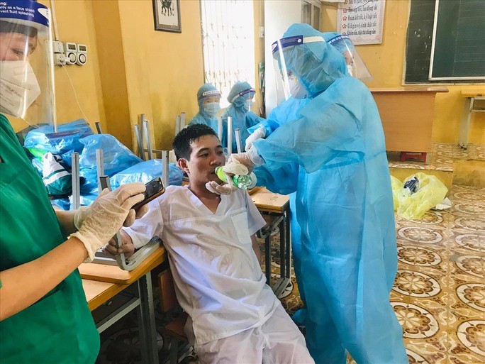  Nhân viên y tế kiệt sức khi thực hiện nhiệm vụ phòng chống dịch Covid-19 ở Bắc Ninh - Ảnh: TL