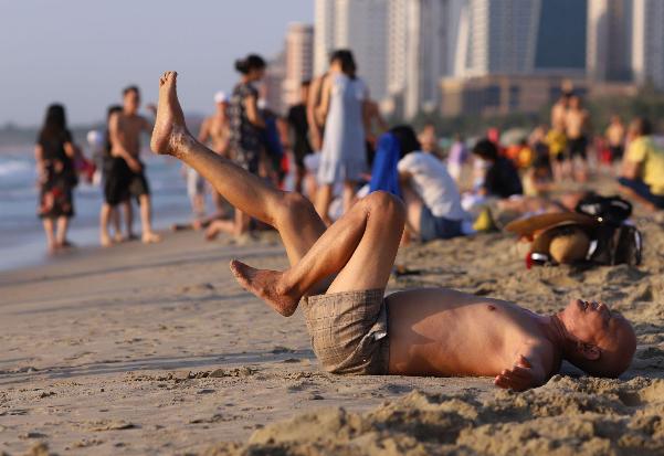 Cát biển và nước biển vào sáng sớm chứa nhiều khoáng chất tốt cho xương khớp. Ảnh minh họa