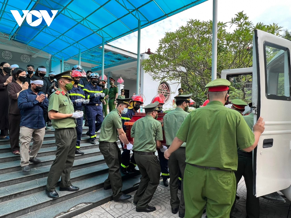  Di quan các liệt sĩ từ Bệnh viện 198 ra Nhà tang lễ Quốc gia, số 5 Trần Thánh Tông.