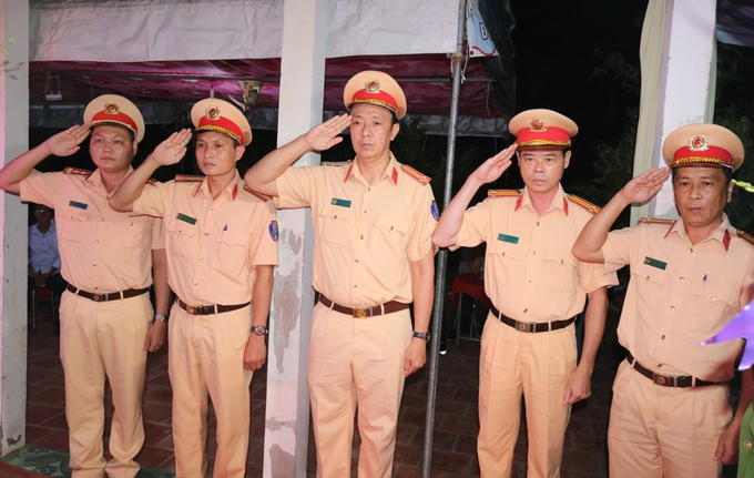  Cán bộ, chiến sĩ Công an tỉnh Đồng Tháp đến viếng Đại úy Hồ Tấn Dương (Ảnh: Phước Thanh).