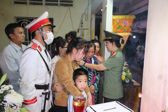  Lãnh đạo Công an tỉnh Đồng Tháp đến viếng và thăm hỏi gia đình Đại úy Hồ Tấn Dương (Ảnh: Phước Thanh).