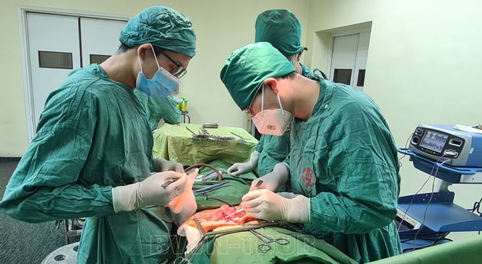  Các bác sĩ tiến hành phẫu thuật cho người bệnh (Ảnh: BVCC).