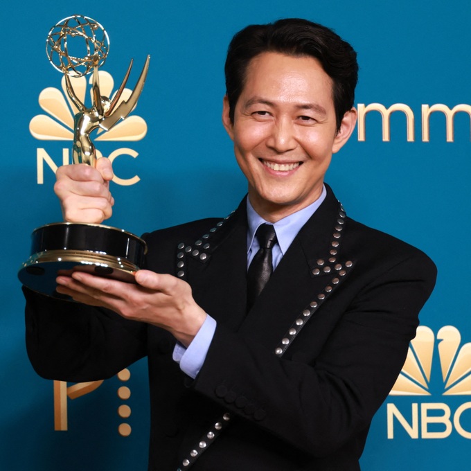  Lee Jung Jae vừa giành giải Nam chính xuất sắc hạng mục Phim truyền hình không nói tiếng Anh ở Lễ trao giải Primetime Emmy lần 74, tháng 9/2022 (Ảnh: Getty Images).