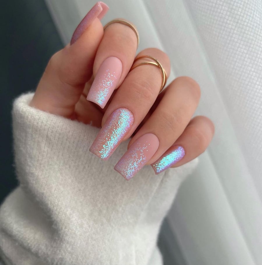 Xu hướng làm nail mùa lễ hội năm 2024 đấy! Từ những chiếc móng glitter lấp lánh đến những thiết kế độc đáo, từ khóa mùa lễ hội sẽ khiến bạn bị cuốn hút và không thể rời mắt khỏi chúng. Hãy để chúng tôi giúp bạn tạo nên phong cách thật hoàn hảo và đẳng cấp trong mùa lễ hội sắp đến.