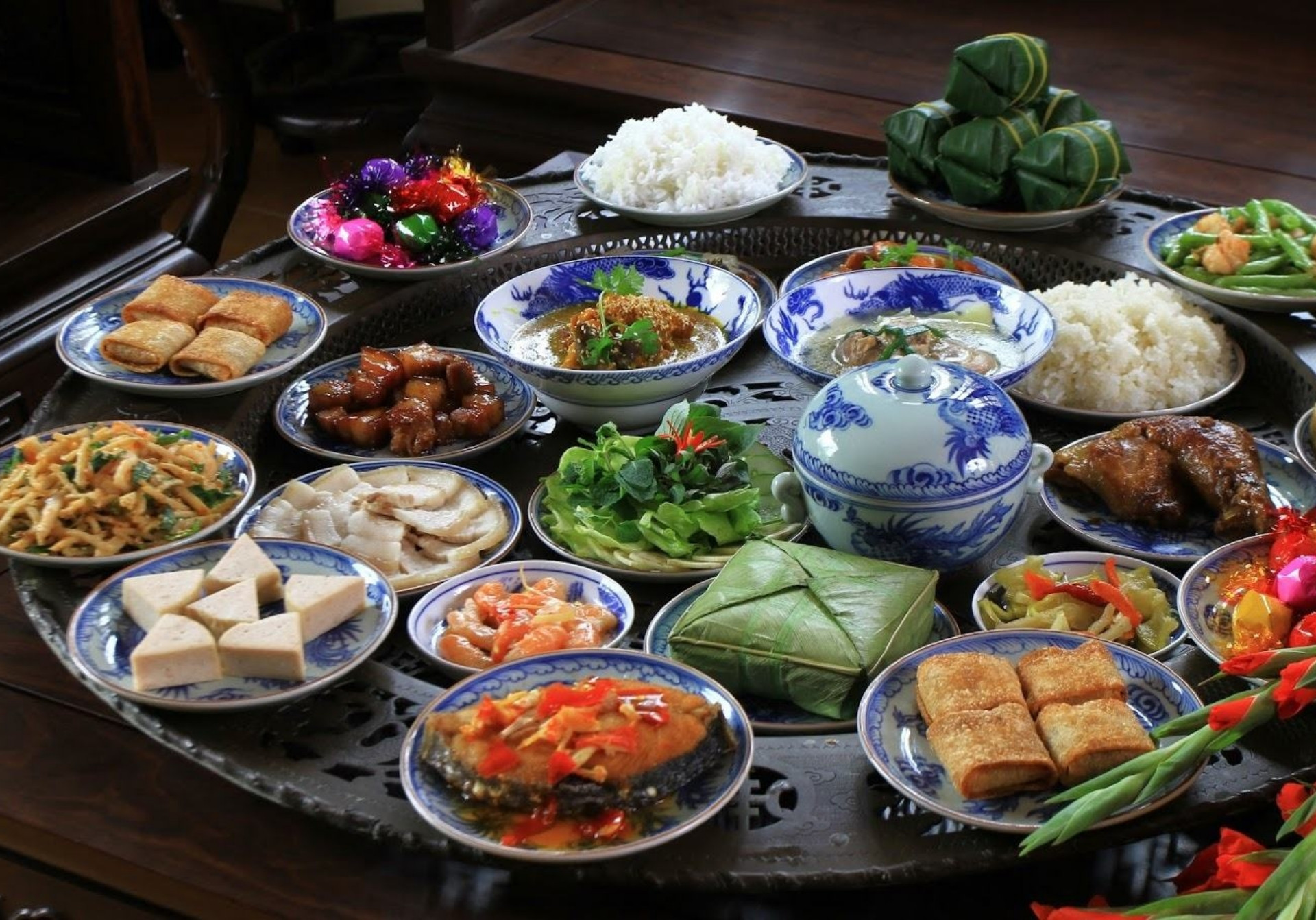 Ngoài mâm ngũ quả, trầu cau... mâm cúng mặn mùng 2 Tết bao gồm nhiều món ăn phong phú.
