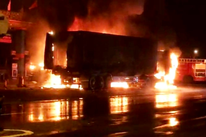  Hai xe tải bốc cháy dữ dội phía trước cây xăng (Ảnh: Thị trấn Nam Phước).