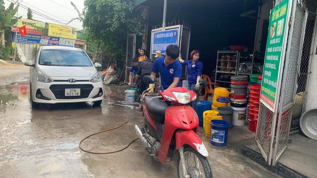  Chị Hà cùng nhóm thiện nguyện xã Quỳnh Văn rửa xe gây quỹ từ thiện giúp đỡ người nghèo.