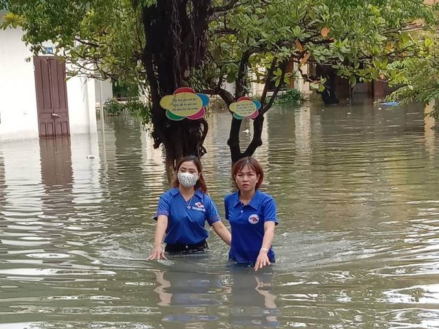  Chị Hà cùng thiện nguyện viên trong đợt cứu trợ lũ lụt tại huyện Quỳnh Lưu.