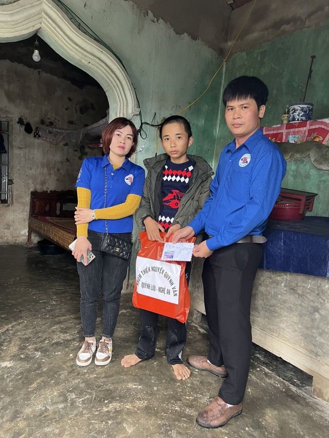  Chị Hà cùng thiện nguyện viên chia sẻ quà giúp người nghèo.