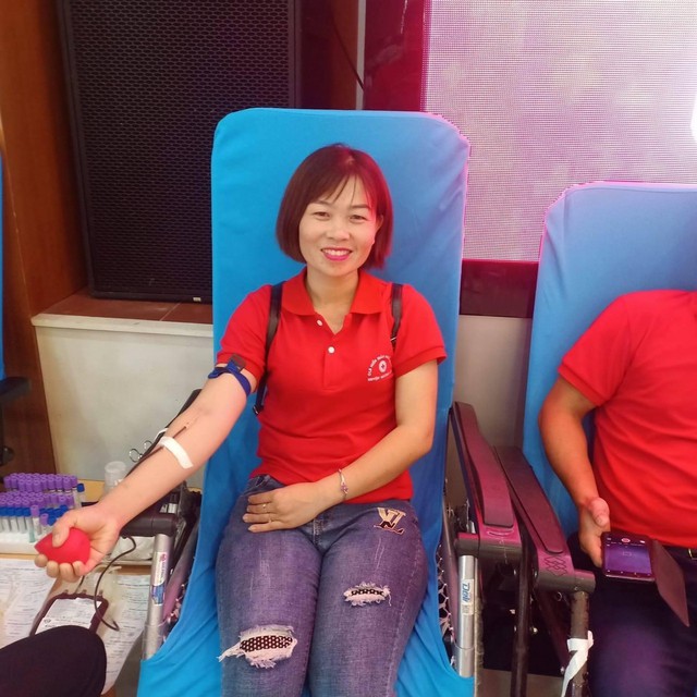  Chị Hà trong một lần hiến máu cứu người.